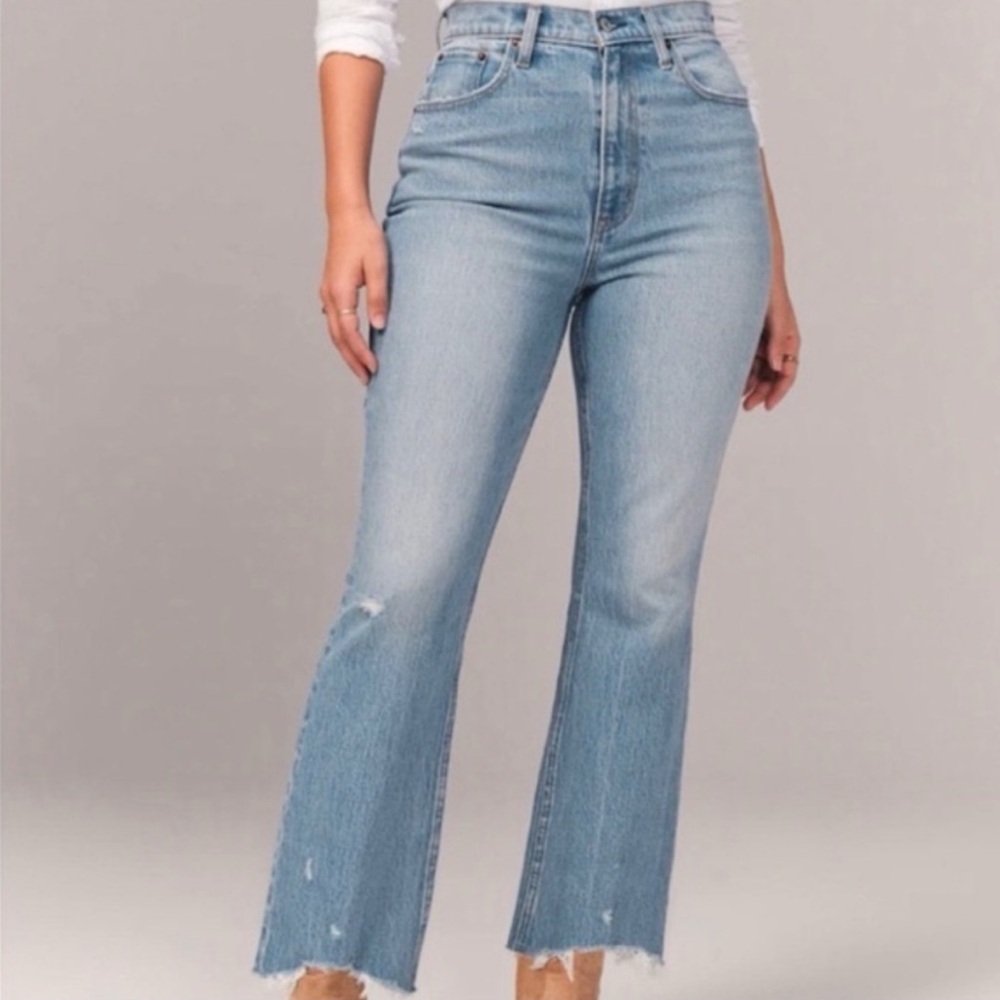 NWOT Abercrombie and Fitch Kick Flare Ultra High Rise Medium
Blue